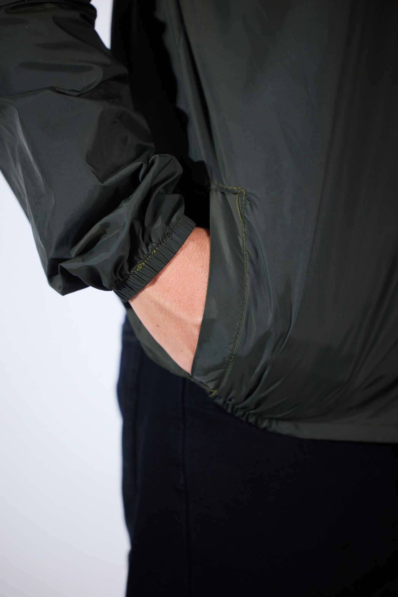 Chaqueta rompeviento semi impermeable liviana